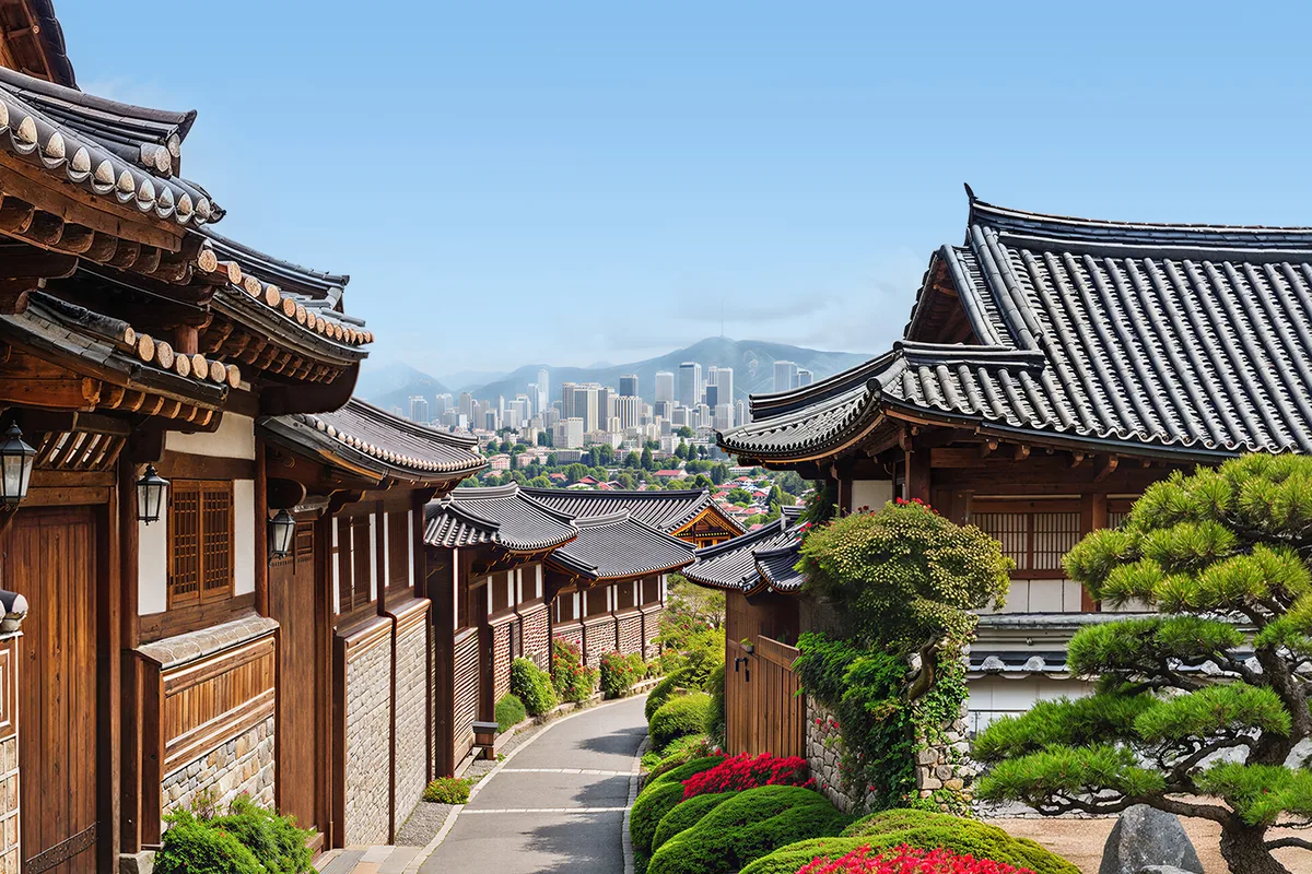 Jalan desa hanok tradisional dengan gedung-gedung kota Seoul di kejauhan, Korea Selatan.